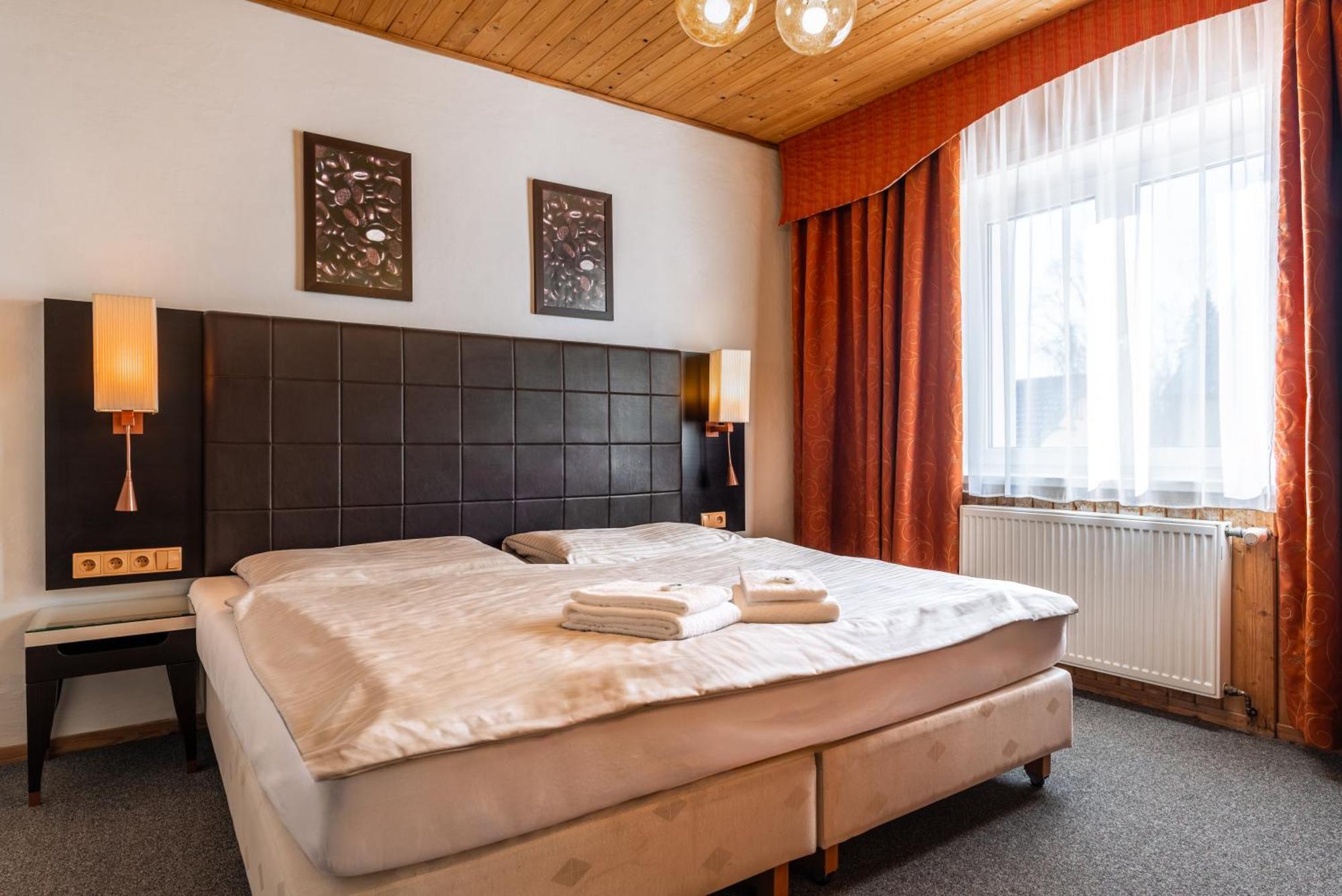 Hotel Schwarz Nové Hamry Buitenkant foto